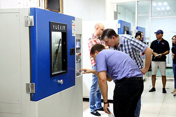 俄羅斯客戶參觀——防水測試設(shè)備 俄羅斯客戶參觀——防水測試設(shè)備